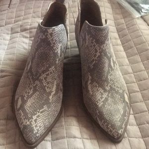 Enjoy any outfit confortable memory foam boots